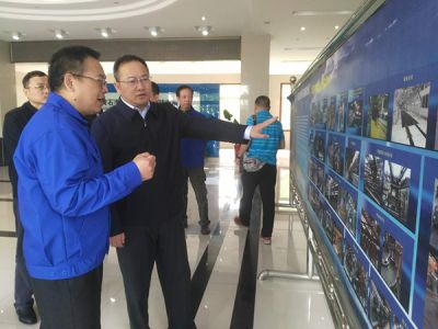 黃石市委副書記、市長(zhǎng)吳錦，市政府黨組成員、辦公室主任張育英在下陸區(qū)區(qū)長(zhǎng)郭波的陪同下蒞臨公司調(diào)研